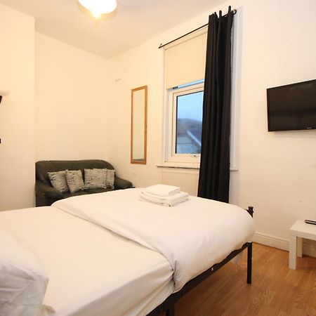 Barton Seaview, Self Catering Studio Apartments, Promenade & Central Beach Location, Families, Couples Or 23 Years Plus Only, Free Parking Blackpool Extérieur photo