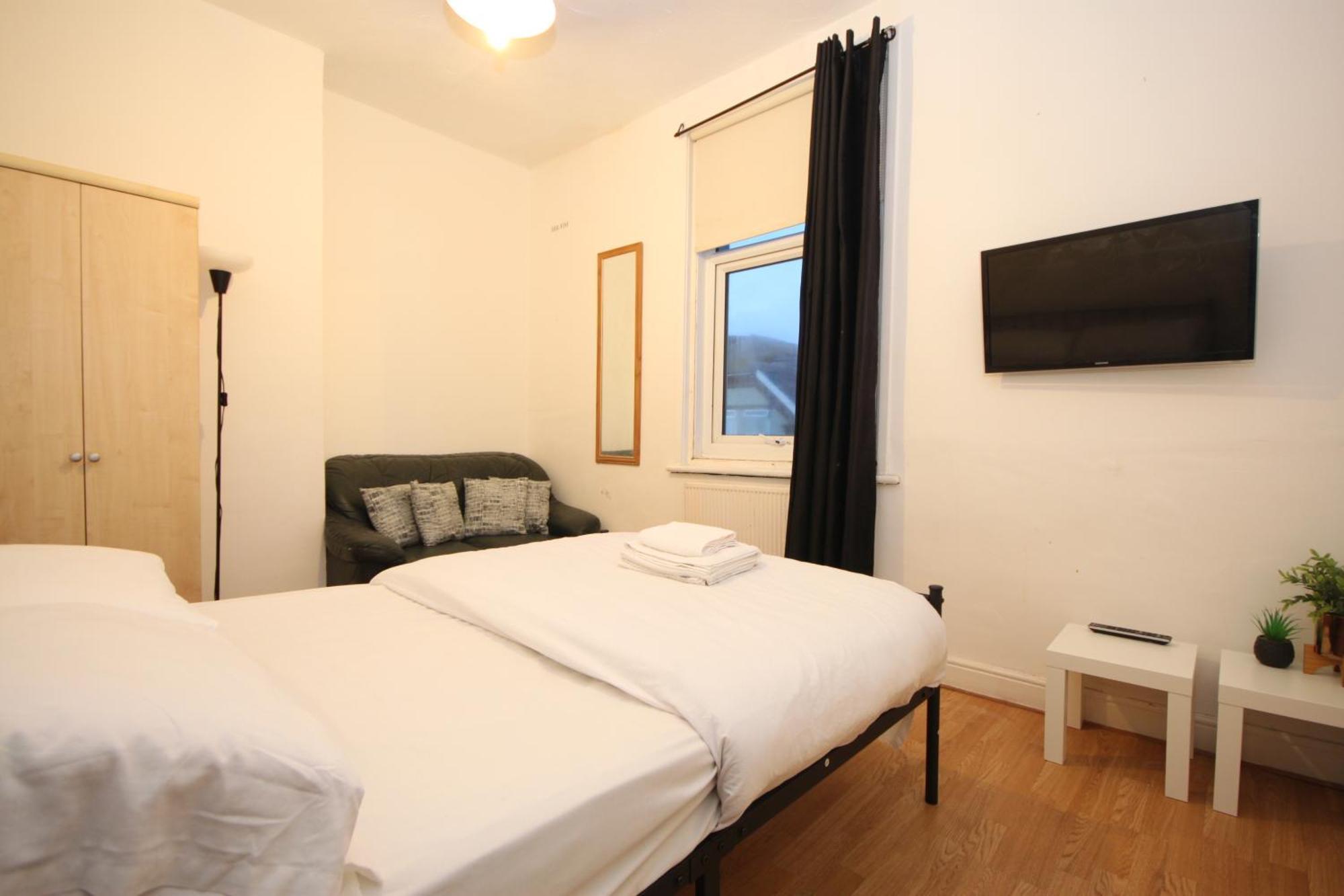 Barton Seaview, Self Catering Studio Apartments, Promenade & Central Beach Location, Families, Couples Or 23 Years Plus Only, Free Parking Blackpool Extérieur photo