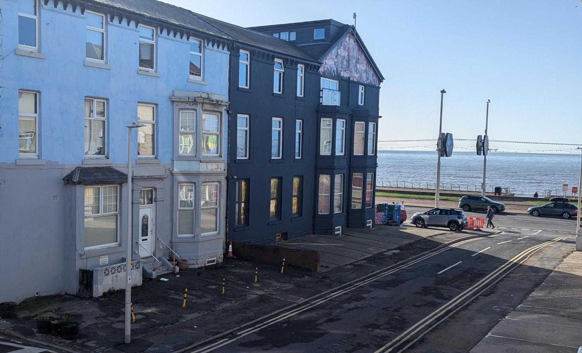 Barton Seaview, Self Catering Studio Apartments, Promenade & Central Beach Location, Families, Couples Or 23 Years Plus Only, Free Parking Blackpool Extérieur photo