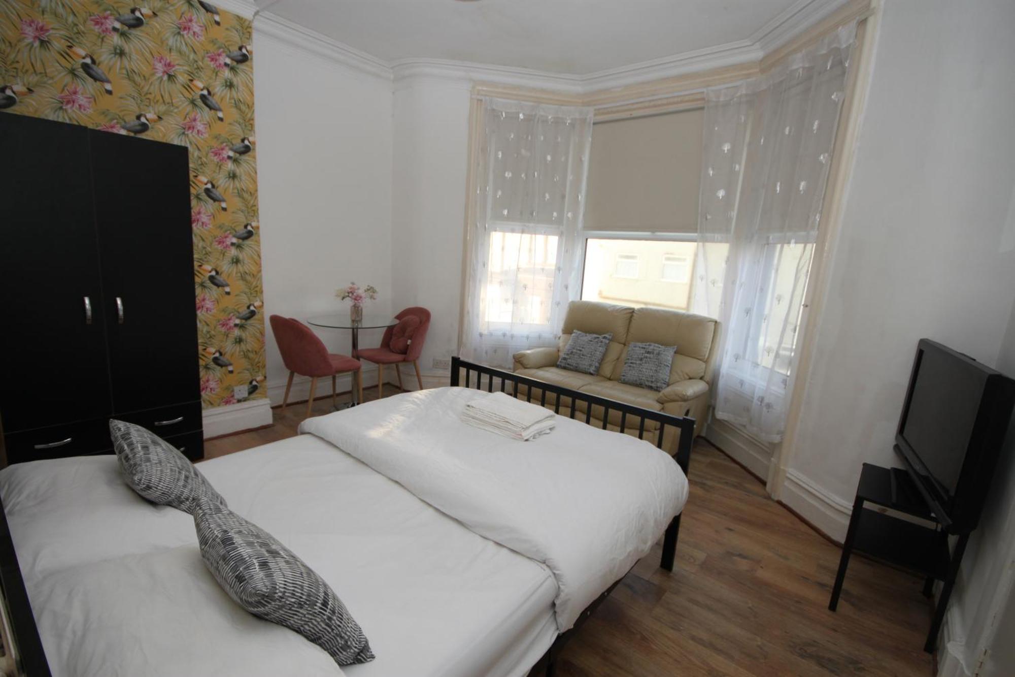 Barton Seaview, Self Catering Studio Apartments, Promenade & Central Beach Location, Families, Couples Or 23 Years Plus Only, Free Parking Blackpool Extérieur photo