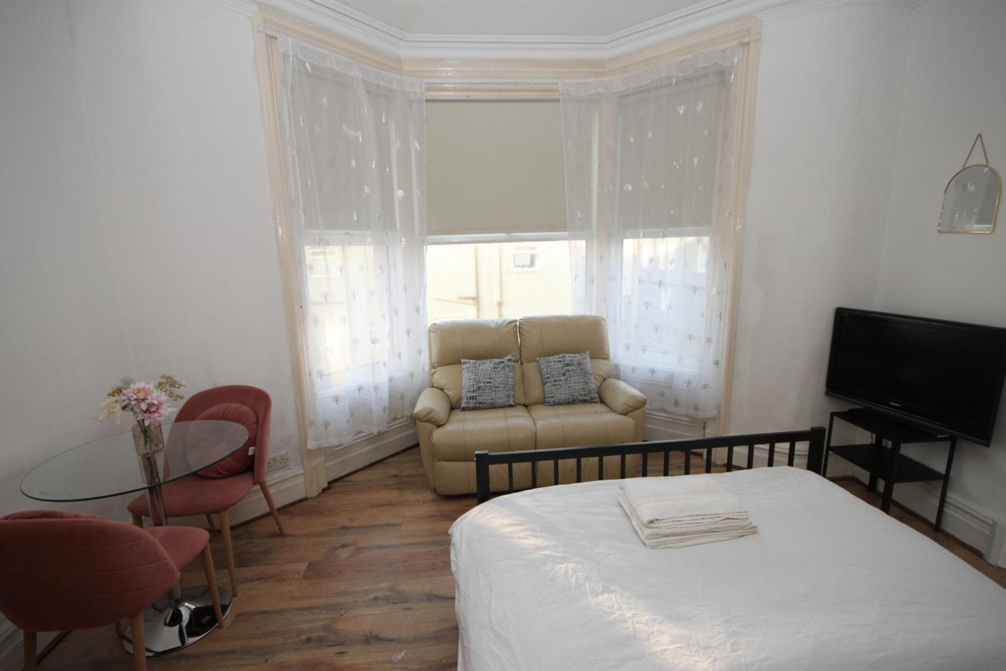 Barton Seaview, Self Catering Studio Apartments, Promenade & Central Beach Location, Families, Couples Or 23 Years Plus Only, Free Parking Blackpool Extérieur photo