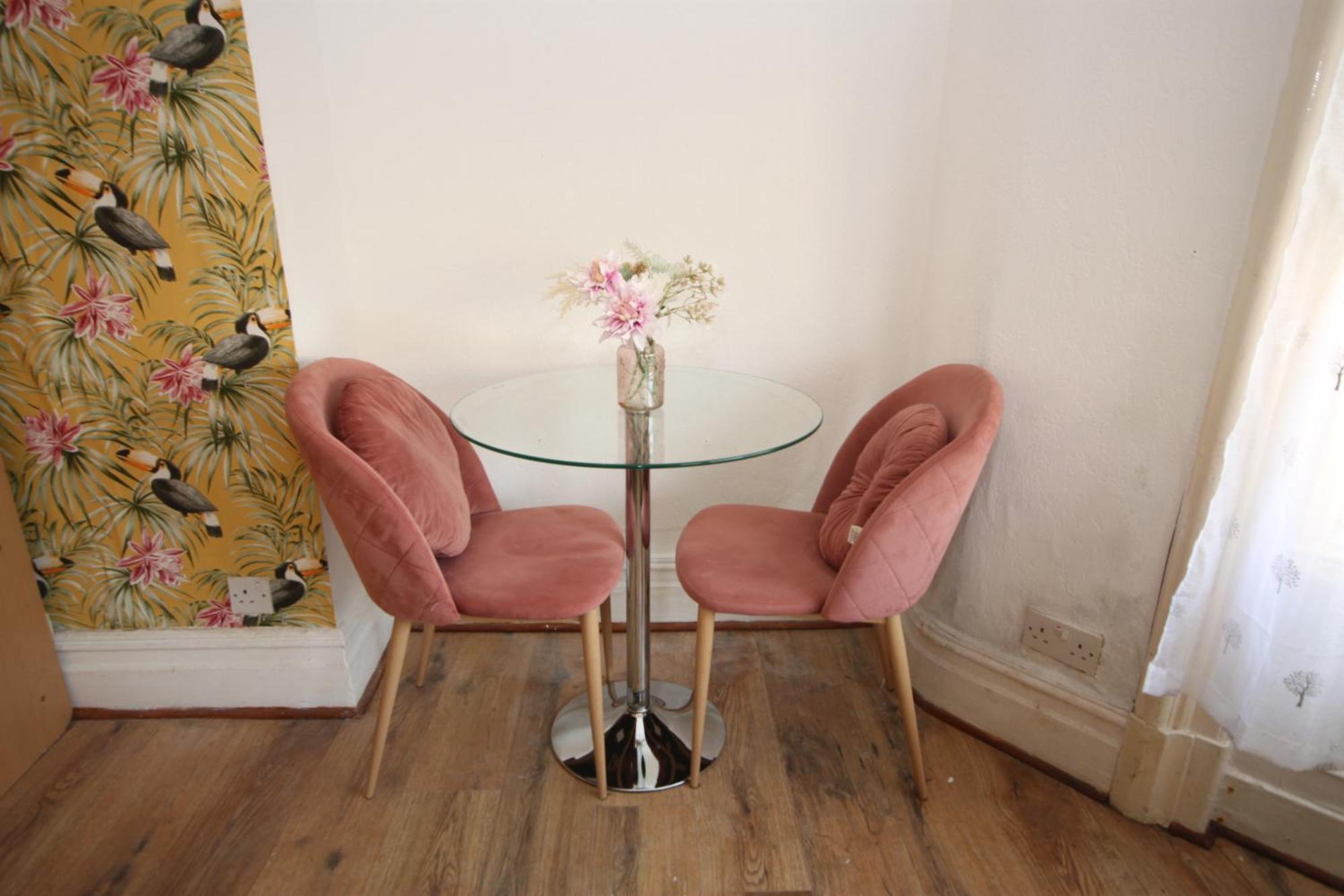 Barton Seaview, Self Catering Studio Apartments, Promenade & Central Beach Location, Families, Couples Or 23 Years Plus Only, Free Parking Blackpool Extérieur photo